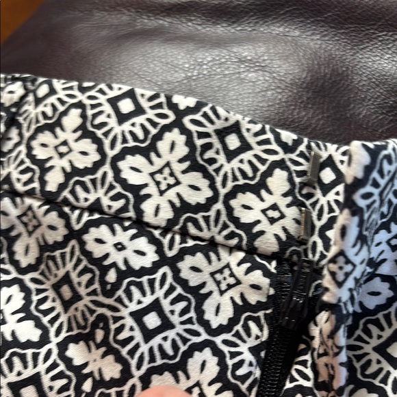 Banana Republic Reegan Women’s pants , Black /White Patterned , Mid Rise , sz 8 - Picture 9 of 9